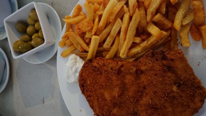Schnitzel Wiener Art mit Pommes im Restaurante Pizzeria Plaza