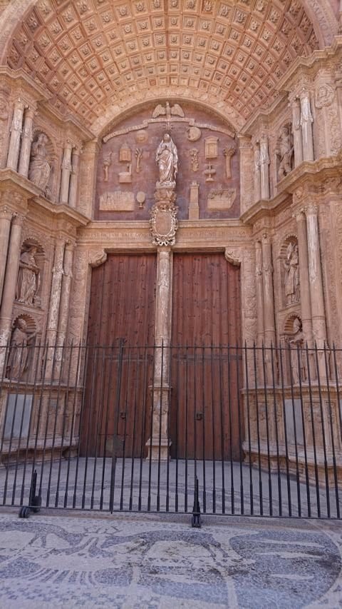der eingang der kathedrale von palma de mallorca