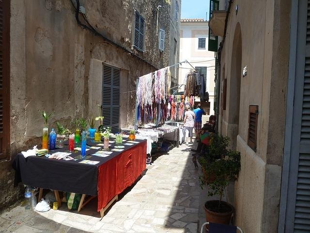 Eine Gasse in Sineu am Markttag