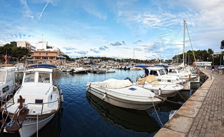 Blick auf den Hafen von Portopetro