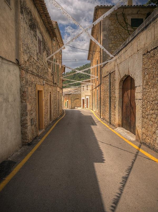 Eine Gasse in dem Dorf Caimari