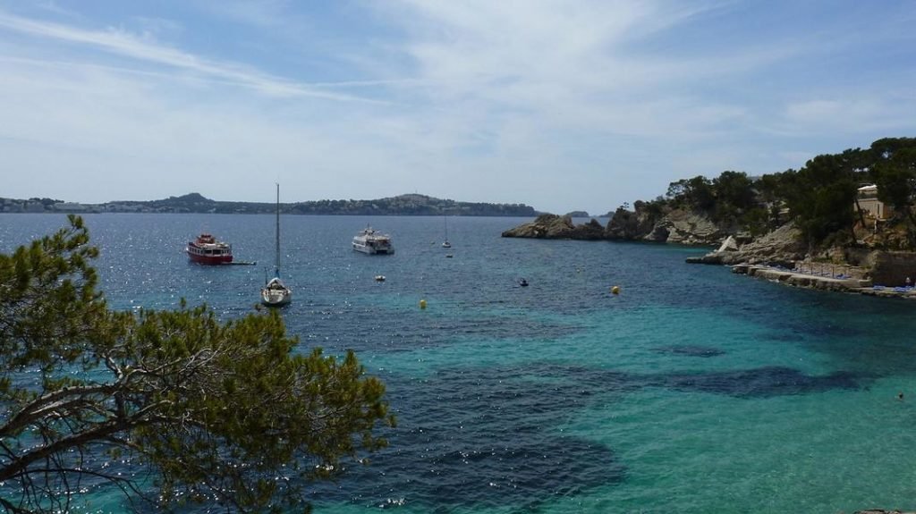 Das Meer und die Bucht bei Cala Fornells