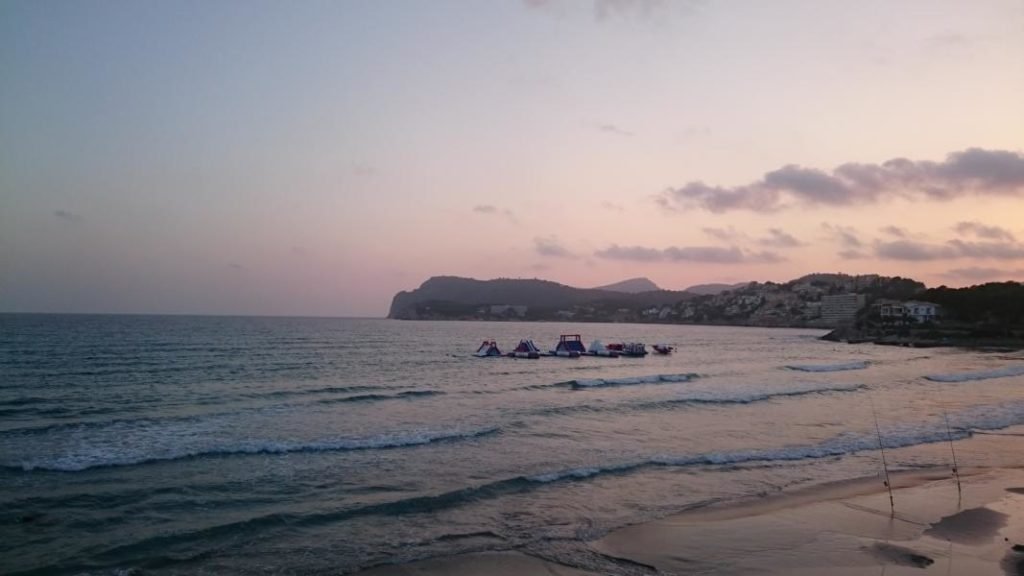 Die Wasser-Hüpfburg am Platja Tora