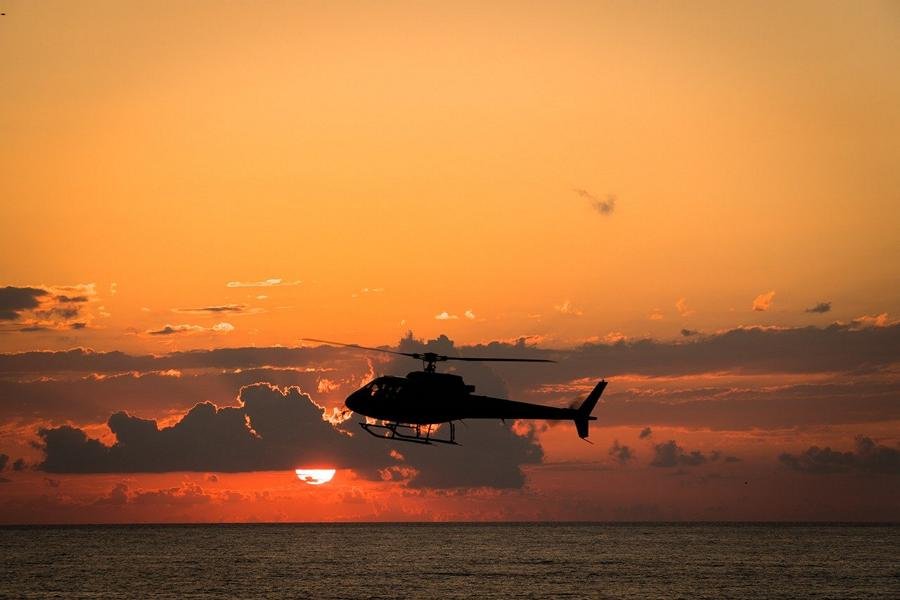 Ein Helikopter während eines Sonnenuntergangs auf Mallorca