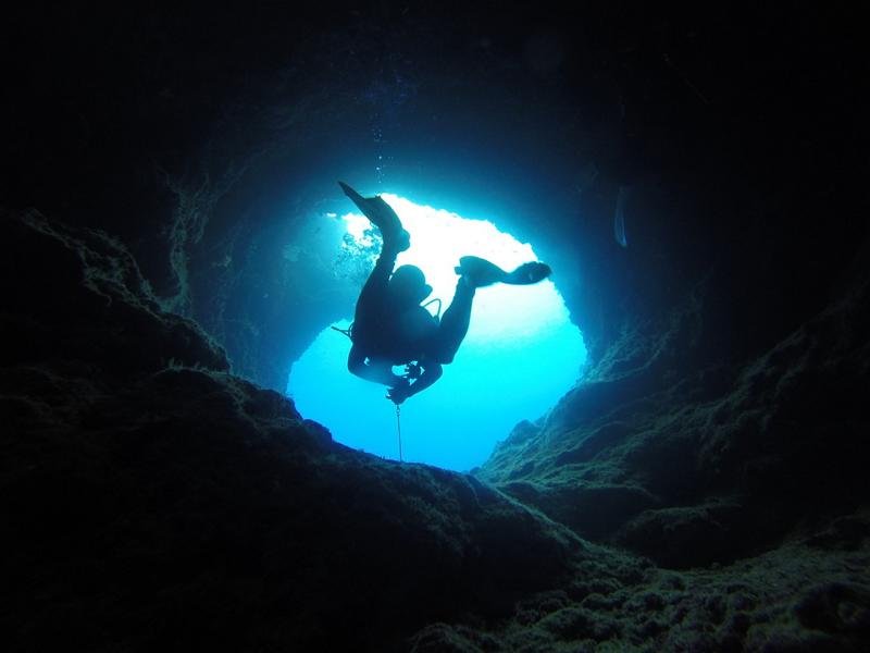 Unterwasserhöhle beim Tauchen auf Mallorca
