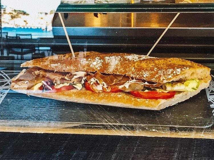 Baguette mit frischem Serrano-Schinken im George´s Seafront Restaurant