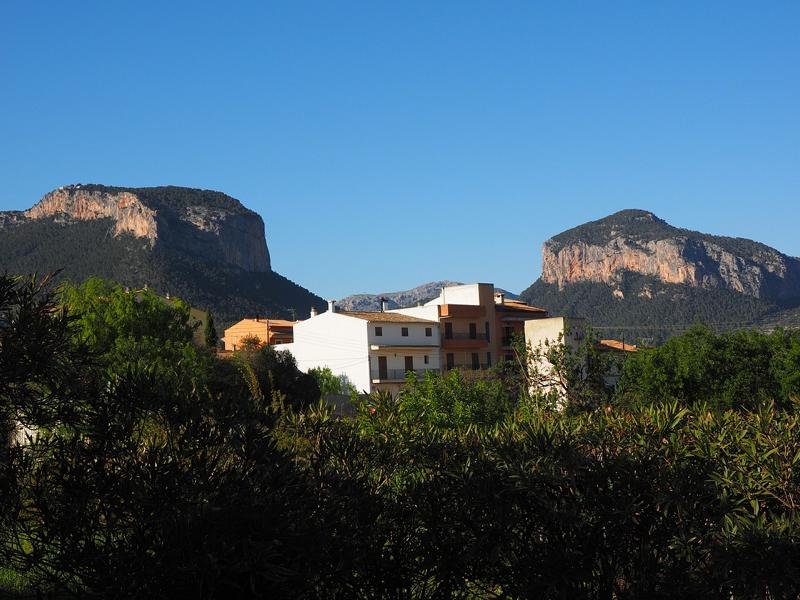 Blick auf Alarò und die Tafelberge
