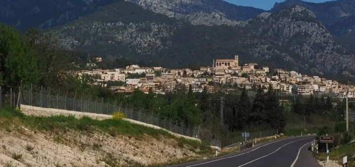 Blick auf das Bergdorf Selva