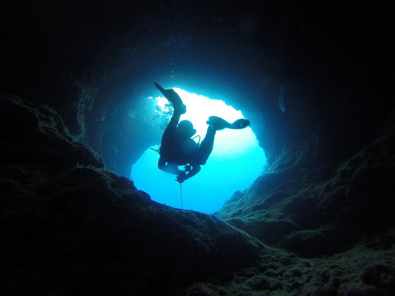 Unterwasserhöhle beim Tauchen auf Mallorca